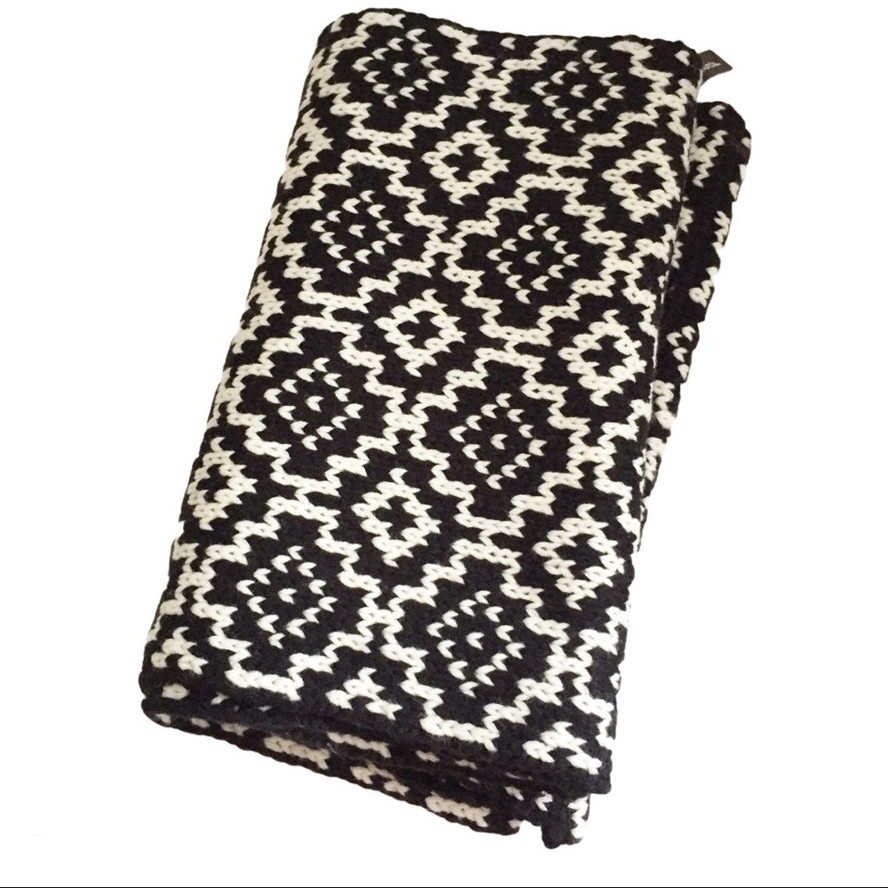 SEDUCTIONS NWT Black Ivory Geometric Geo Print Knit Infinity Loop Scarf One Size